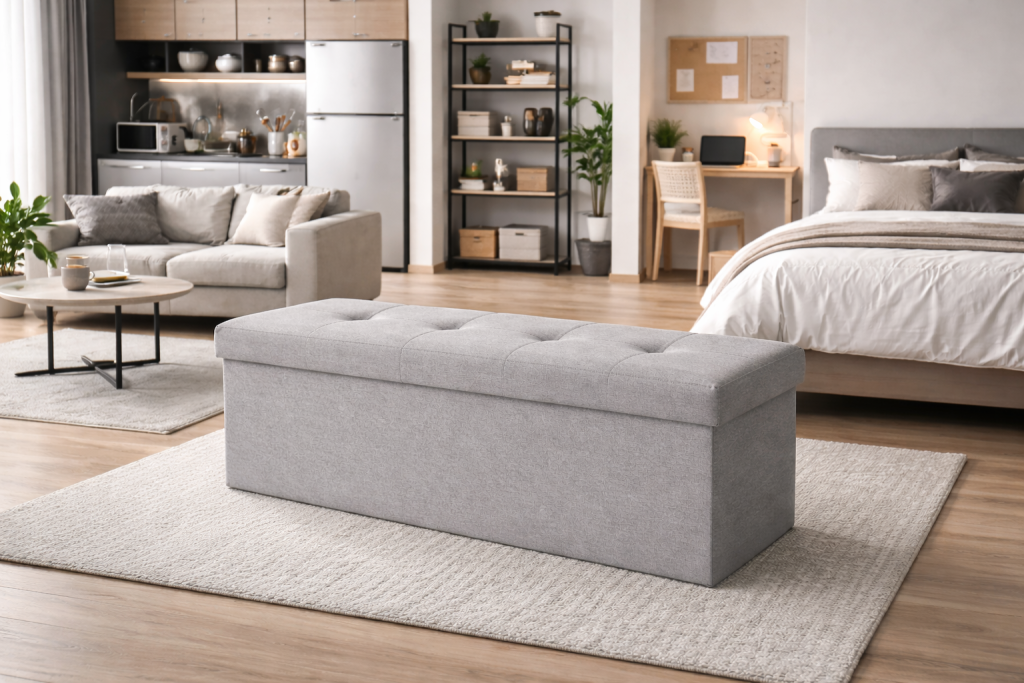 Banc coffre de rangement dans un studio moderne optimisé avec meubles gain de place
