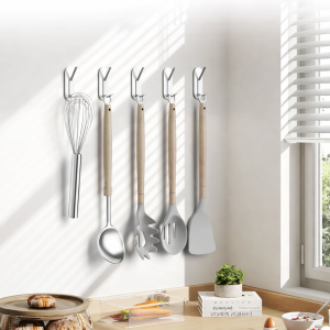 crochets adhésifs accessoires gain de place petit appartement